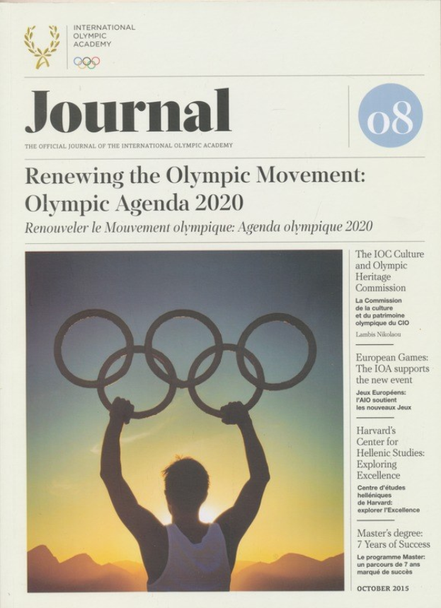 Eine Person in einem weißen Hemd und blauen Shorts hält die Olympischen Ringe und steht vor einem Blatt Papier mit den Worten "Renovierung der Olympischen Bewegung" und "Olympisches Agenda 2020" unter einem hellblauen Himmel mit weißen Wolken und Sonnenlicht.