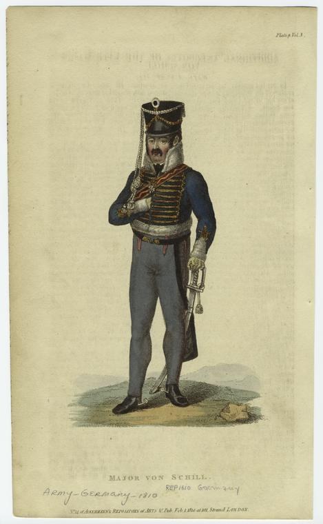 Ein Mann in militärischer Uniform, der eine Mütze trägt und ein Schwert hält, steht auf dem Boden mit dem Text unten lesbar "Major von Schill, Armee Deutschlands, 1810".