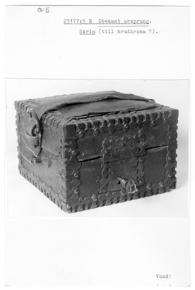 Kleiner hölzerner Schatzkasten mit Schloss, auf einer weißen Oberfläche platziert, mit Text.