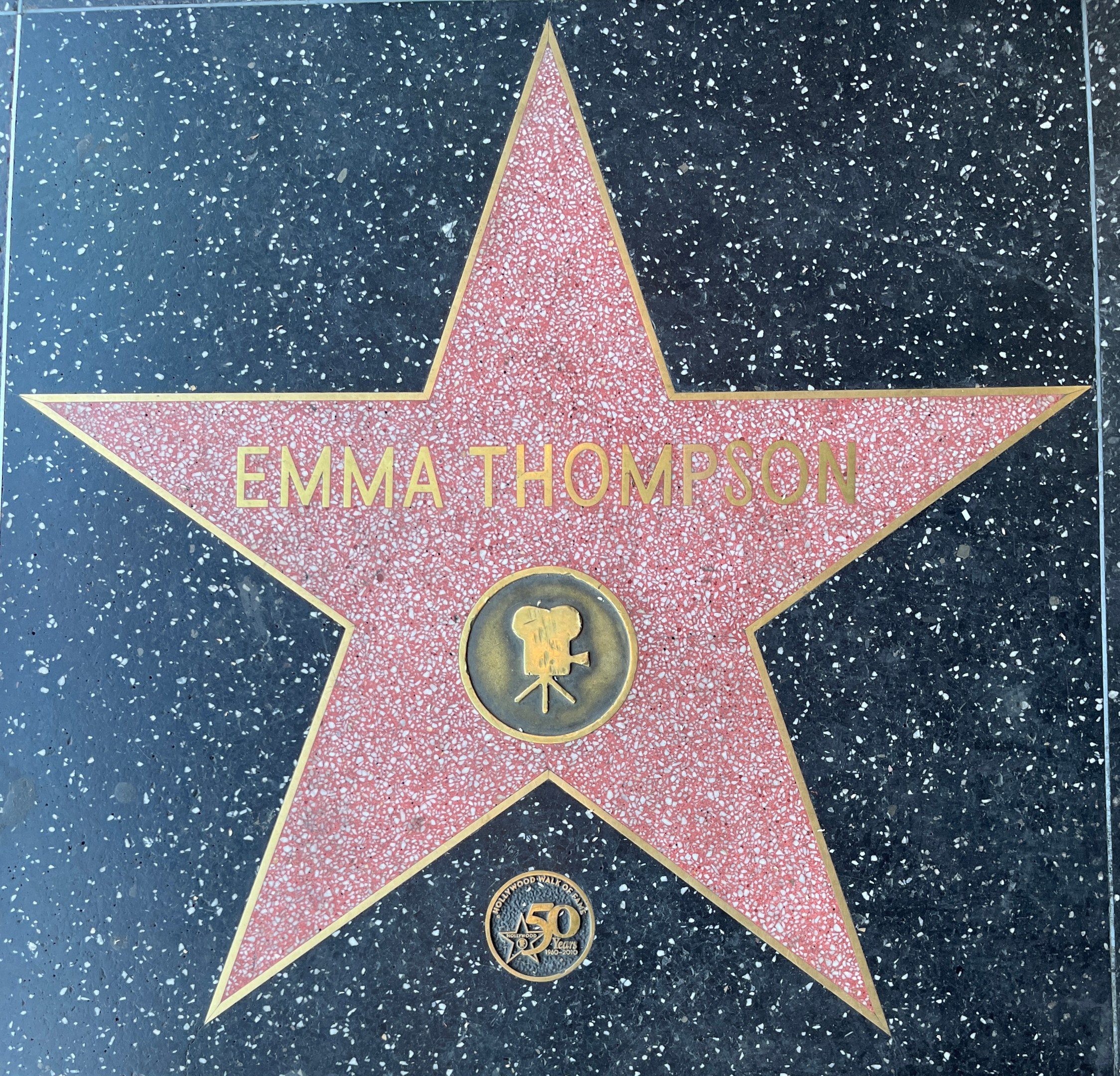 Der Stern von Emma Thompson auf dem Hollywood Walk of Fame, mit ihrem Namen in weißer Schrift auf einem schwarzen, fünfzackigen Stern.