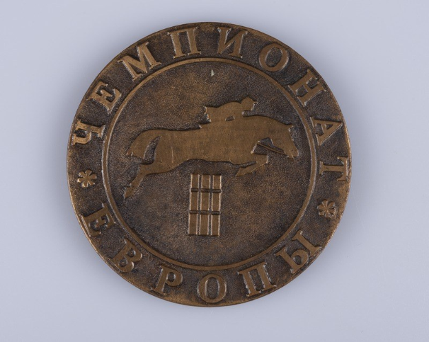 Bronze-Medaille mit einem Pferd- und Jockey-Design, dargestellt auf einem weißen Hintergrund.