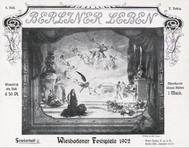 Schwarz-weißes Foto einer Bühne von den 1902er Wiesbadener Festspielen, das Darsteller in traditioneller deutscher Tracht und ein klatschendes Publikum zeigt.
