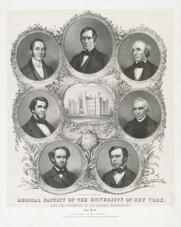 Ein Schwarz-Weiß-Foto einer Gruppe von Männern in Anzügen und Krawatten mit einem Gebäude im Hintergrund und Text unten mit der Aufschrift "Medizinische Fakultät der Universität New York und die Gründer der medizinischen Abteilung".