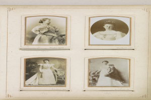 Ein Foto-Rahmen mit vier alten Fotos von Frauen in Kleidern, jedes mit einem menschlichen Gesicht, in einem Gittermuster angeordnet.