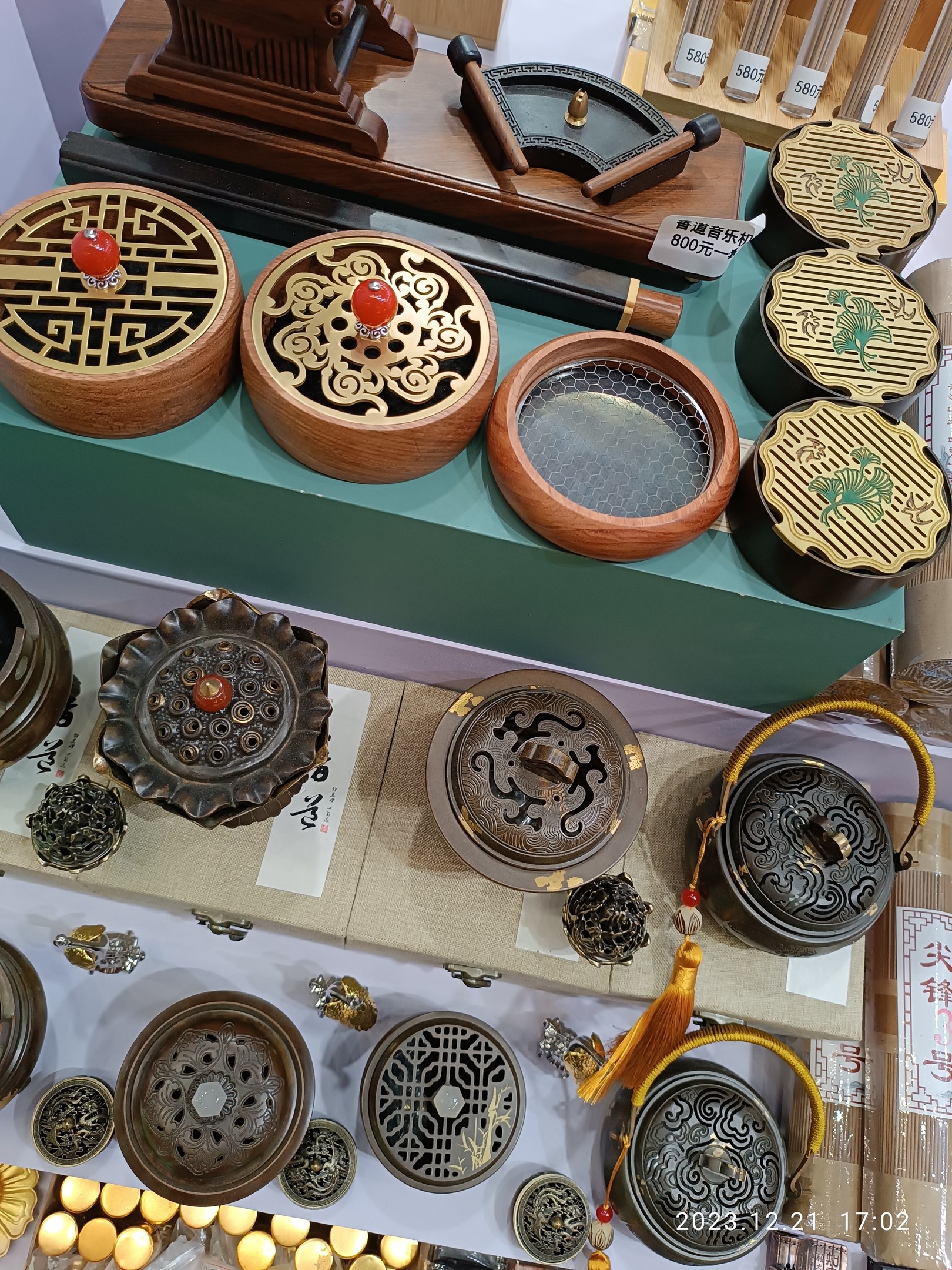 Ein Tisch mit verschiedenen chinesischen Räucherstäbeln, Schachteln und Papieren mit Text, wahrscheinlich im Zusammenhang mit einem chinesischen Neujahrsfest.