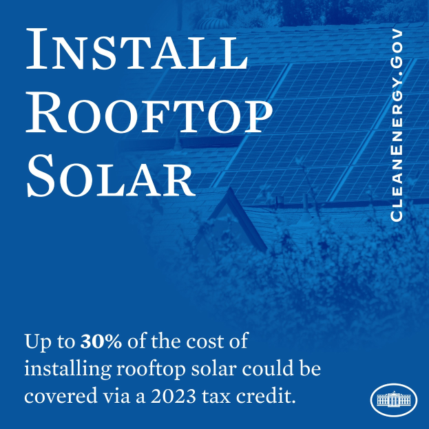 Plakattext lautet "Dach-Solar installieren - Bis zu 30% der Kosten für die Installation von Dach-Solar können über einen Steuerbonus im Jahr 2023 gedeckt werden" mit Bäumen und einem Gebäude mit Solarpanelen im Hintergrund.