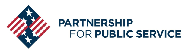 Logo der Partnership for Public Service mit einem blauen Kreis, einem weißen Stern, einem weißen Rand und fetter schwarzer Schrift auf einem weißen Hintergrund, mit einem passenden blauen und weißen Banner.