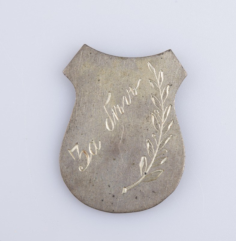 Silbernes Abzeichen mit Lorbeerkranz-Design, beschriftet mit "50. Hochzeitstag", vor einem weißen Hintergrund.