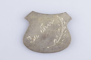 Silbernes Abzeichen mit Lorbeerkranz-Design, beschriftet mit "50. Hochzeitstag", vor einem weißen Hintergrund.