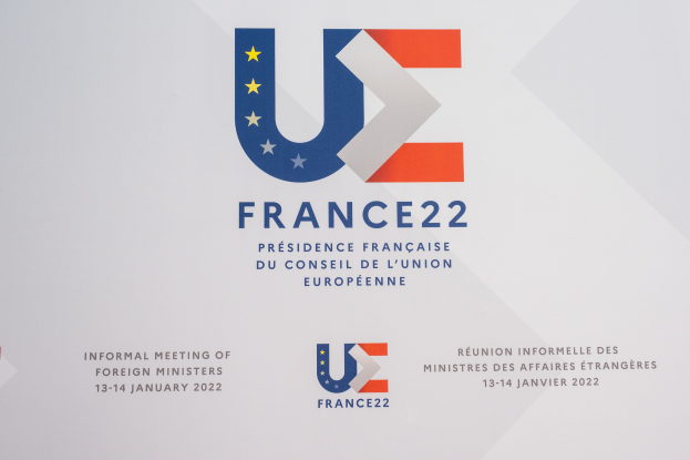 Plakat, das die 'Frankreich 22 - Informelle Zusammenkunft der Außenminister' mit dem Logo der Europäischen Union ankündigt, zeigt einen blauen Kreis mit einem weißen Stern und einem weißen Rand.