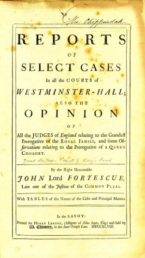 Ein in Leder gebundenes Buch mit dem Titel 'Berichte über ausgewählte Fälle in den Gerichten von Westminster-Hall sowie die Meinung von John Lord Fortescue' liegt aufgeschlagen vor einer Seite mit schwarzer Tinte.