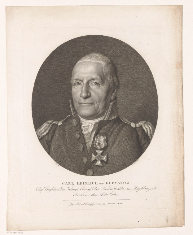 Schwarzes und weißes Porträt von Carl Heinrich von Klevenow, einem deutschen General, in militärischer Uniform mit Text unten.