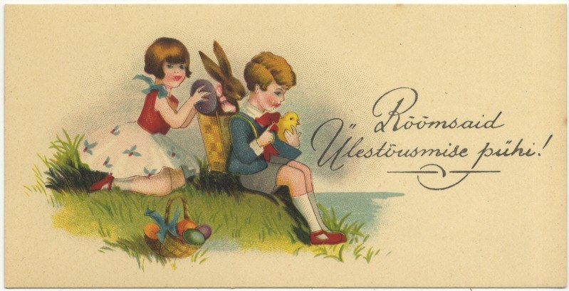 Zwei Kinder auf dem Gras sitzend, eines hält einen Korb mit Ostereiern und das andere ein Spielzeug, mit einem Plakat im Hintergrund.