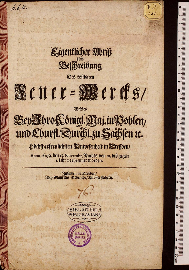 Altes Buch mit dem Titel "Bibliotheca Ponckaviana 1699-1810" mit Text und einem Stempel neben einer Lineale auf schwarzem Hintergrund.