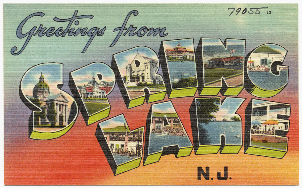 Eine Szene mit Text, Gebäuden, Wasser, Dächern, Pfählen, Zelten, Gras, Boden und Bäumen.