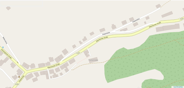 Eine Google-Karte, die eine Stadt mit einem grünen Bereich in der Mitte zeigt, der den Standort einer Parkfläche markiert, zusammen mit umliegenden Straßen, Gebäuden und Sehenswürdigkeiten.