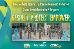 Ein Plakat zeigt eine Gruppe uniformierter Personen vor einem Gebäude, mit Text zur Förderung von sexualisierter Gewaltprävention und -reaktion durch Navy Medicine Readiness & Training Command Bremerton.