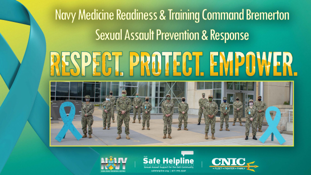 Ein Plakat zeigt eine Gruppe uniformierter Personen vor einem Gebäude, mit Text zur Förderung von sexualisierter Gewaltprävention und -reaktion durch Navy Medicine Readiness & Training Command Bremerton.