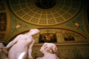 Skulpturen In Der Mitte Und Links Von Einem Raum Mit paintings Auf Der Hintergrundwand.