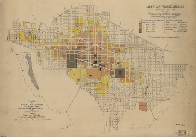 Ein altes Stadtplan von Washington, D.C. mit detaillierten Straßen, Parks, Sehenswürdigkeiten und fettem Text, der den Wert von Immobilien angibt.