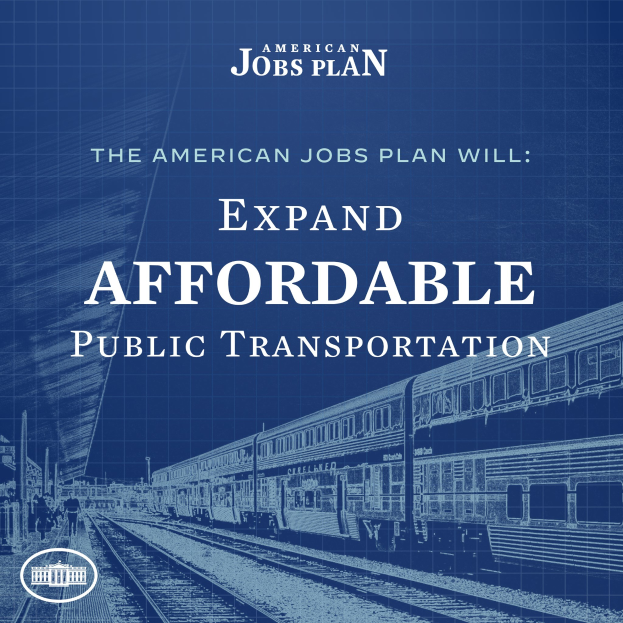 Plakat mit einem Zug auf einer Bahnstrecke mit mehreren Menschen in der Nähe, das "Der American Jobs Plan wird den erschwinglichen öffentlichen Verkehr ausbauen" bewirbt.