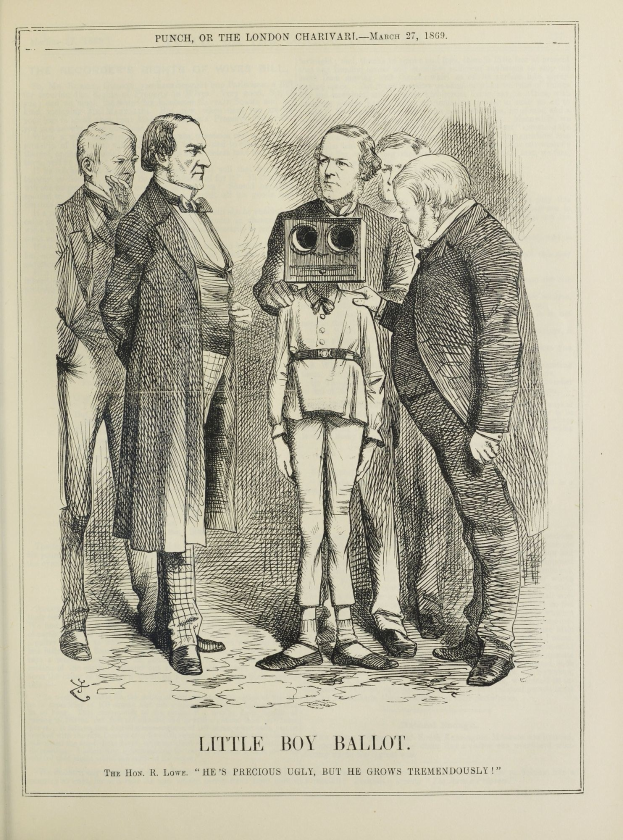 Zeichnung eines kleinen Jungen mit einer Kamera in der Hand, umgeben von Menschen, mit dem Text unten 'Kleiner Junge Stimmzettel'.