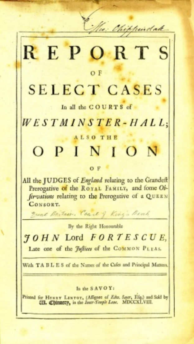 Ein altes Buch mit dem Titel "Reports of Select Cases in the Courts of Westminster-Hall, also the Opinion of John Lord Fortescue" liegt aufgeschlagen da, wobei eine Seite mit schwarzem Text zu sehen ist.
