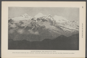 Schwarzes Foto von Mount Everest im Himalaya, Indien, mit schneebedeckten Gipfeln und einem bewölkten Himmel, mit Text unten.