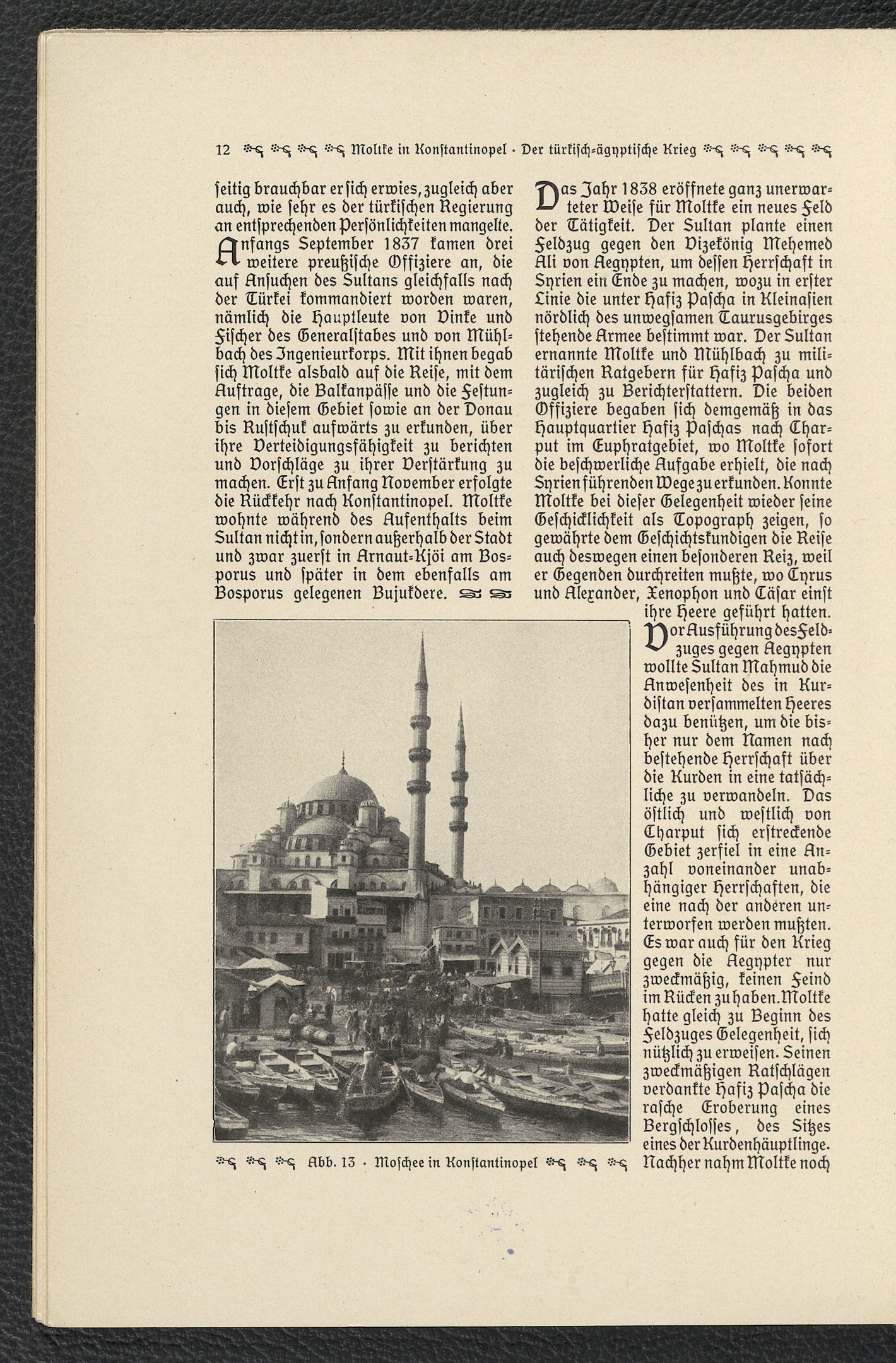 Ein aufgeschlagenes Buch mit einem Bild einer Moschee, umgeben von Gebäuden und Booten auf dem Wasser, sowie zusätzlichem Text über die Moschee.
