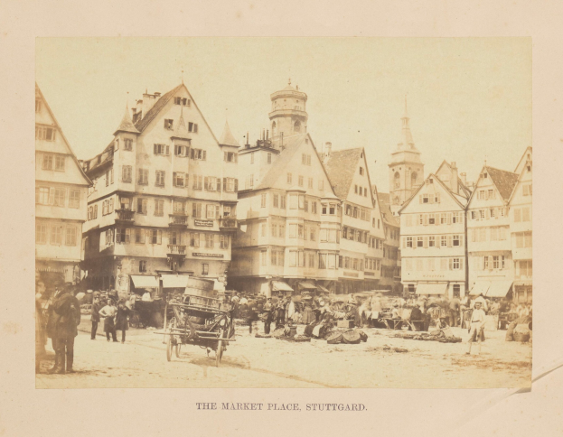 Altes Schwarz-Weiß-Foto eines belebten Marktplatzes in Stuttgart, Deutschland, mit mehrstöckigen Gebäuden, Passanten, Karren und verstreuten Waren; Text erscheint am unteren Rand.