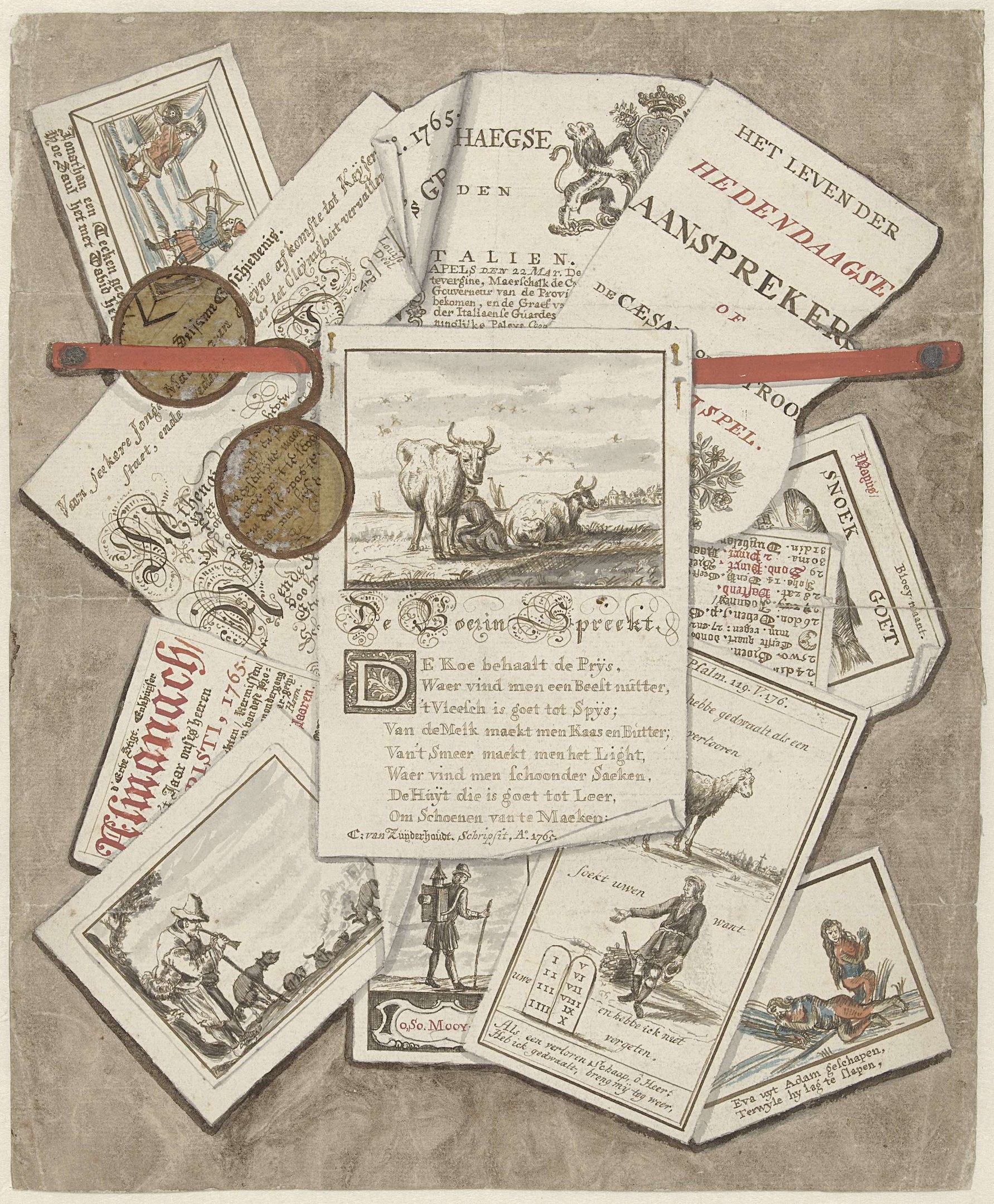 Ein altes Buch mit Spielkarten und Münzen darauf verstreut.