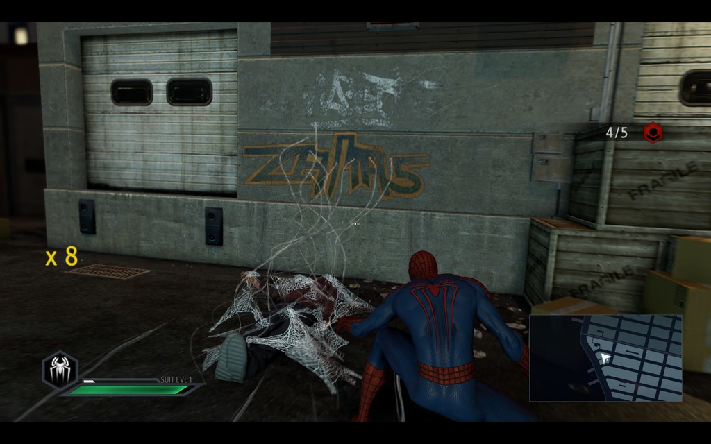 Ein Zug mit Kisten auf seiner Ladefl├Ąche und einer Spider-Man-Figur ├Âber den Kisten.