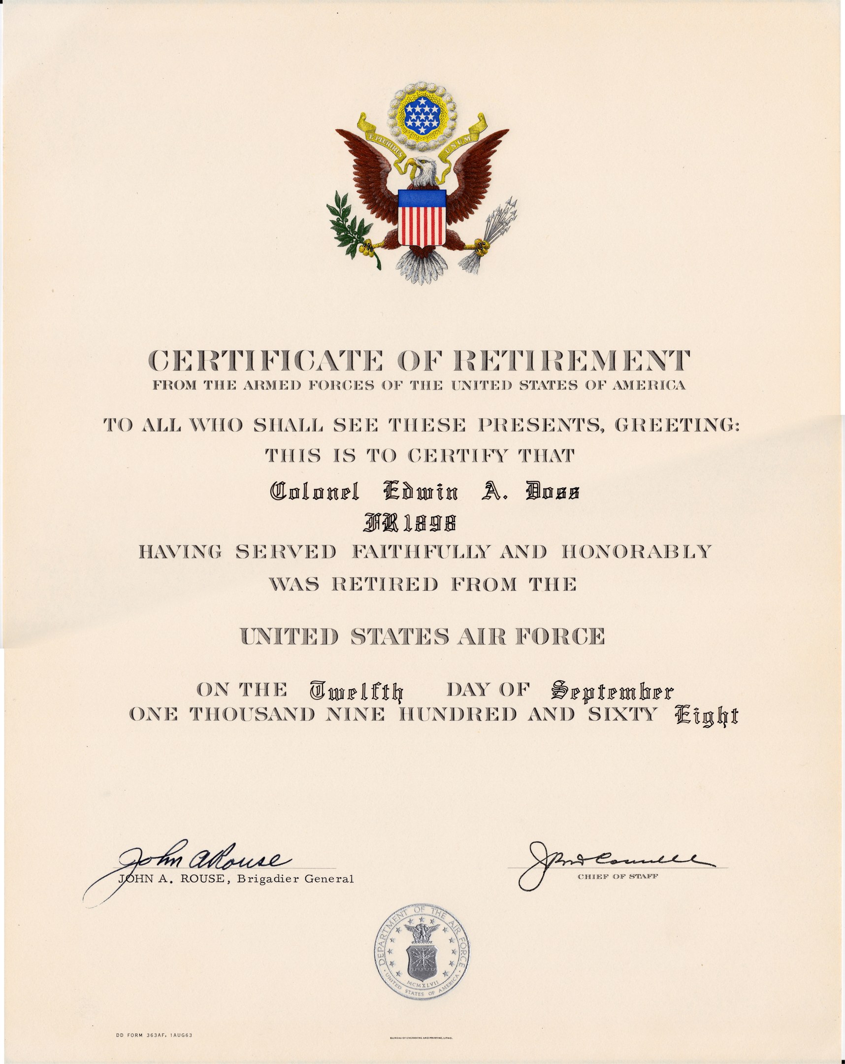 Formaler United States Air Force-Rentenbescheid mit blauem Hintergrund, goldenem Siegel mit einem Weißkopfseeadler und einem Stern sowie schwarzer, fetter Schrift, die 'Certificate of Retirement' lautet.