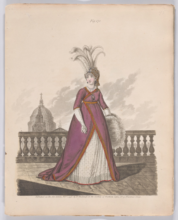 Frau in einem lila und weißen Kleid mit Federn auf dem Kopf, die vor einem Geländer mit einem Gebäude und Wolken im Hintergrund steht, beschriftet mit "Fashion of New York, New York Street, 1790".