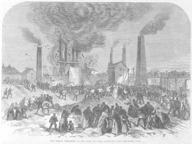 Schwarze Zeichnung einer Menge vor einer Fabrik mit Schornsteinen, Häusern im Hintergrund und der Beschriftung "Die zweite Explosion im Oaks Colliery, Bakersley, England" unten.