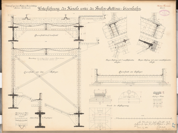 Ein detaillierter Architekturplan der Berlin-Sienbahnbrücke mit strukturellen Entwürfen und Anmerkungen auf Papier.