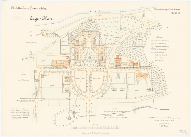 Ein detaillierter Stadtplan von Köln, Deutschland, mit einer darübergelegten Zeichnung eines Gebäudes auf einem Blatt Papier, das Text über die Geschichte, Kultur und Sehenswürdigkeiten der Stadt enthält.