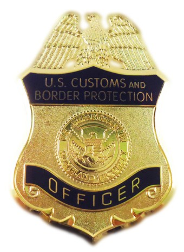 Goldabzeichen mit "U.S. Customs and Border Protection Officer"-Text auf einem weißen Hintergrund.