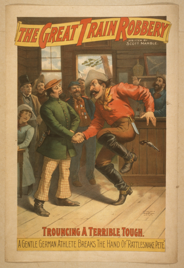 Ein Plakat zeigt eine Gruppe von Menschen auf dem Boden, einer hält eine Waffe, mit Text oben und unten: "Der große Zugraub - Trouching a Terrible Tough."