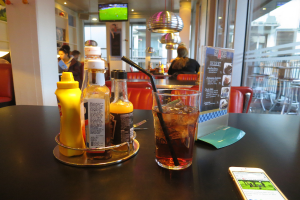 Ein Restauranttisch mit Speisen und einer Speisekarte darauf.