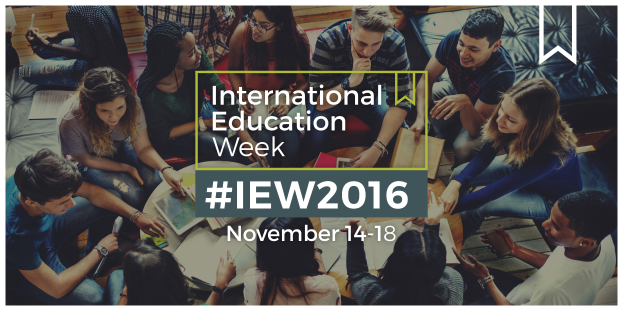 Eine Gruppe von Menschen auf einem Sofa sitzend, einige halten Bücher und Stifte, mit dem Text "International Education Week IEW 2016" in der Mitte, in ein Gespräch vertieft.