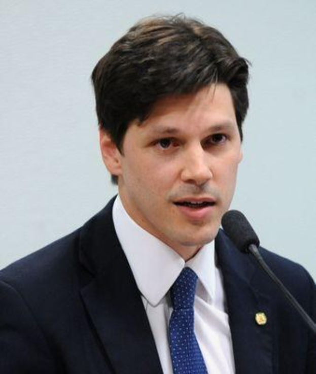 Mann in Anzug und Krawatte spricht in ein Mikrofon an einem Rednerpult, wahrscheinlich um eine Stellungnahme zu einem Regierungsgesetz abzugeben, das den Internetgebrauch verbietet.