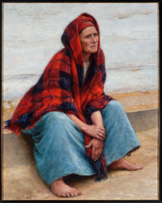 Eine alte Frau sitzt am Strand bei Sonnenuntergang, trägt ein helles Kleid und hat ihr Haar zu einem Dutt gebunden, die Augen geschlossen und die Hände im Schoß ruhend, in einem Foto Rahmen.