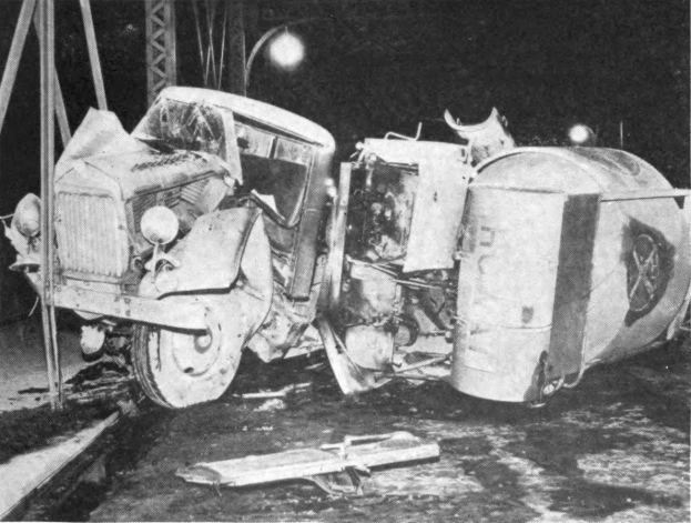 Schwarz-weiß-Foto eines umgestürzten Autos am Straßenrand mit Metallstangen und einem Laternenpfahl im Hintergrund, beschriftet mit "1930s car crash" unten.
