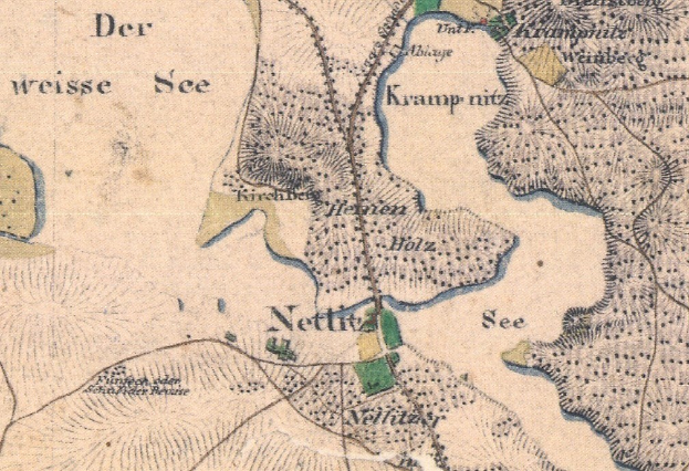 Detailierte alte Karte von Nettlitz, Deutschland, zeigt Straßen, Gebäude und Sehenswürdigkeiten mit begleitendem Text.