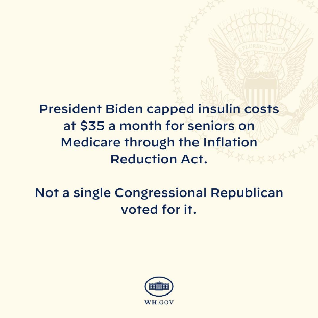 Ein Plakat mit Logo und Text, der besagt: 'Präsident Biden beschränkte die Insulin-Kosten auf 35 Dollar pro Monat für Senioren mit Medicare durch das Inflation Reduction Act.'