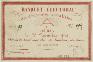 Alter Umschlag mit rotem Rand und einer Briefmarke, auf der der Text 'Banquet Electoral des Democrates Socialistes' steht.