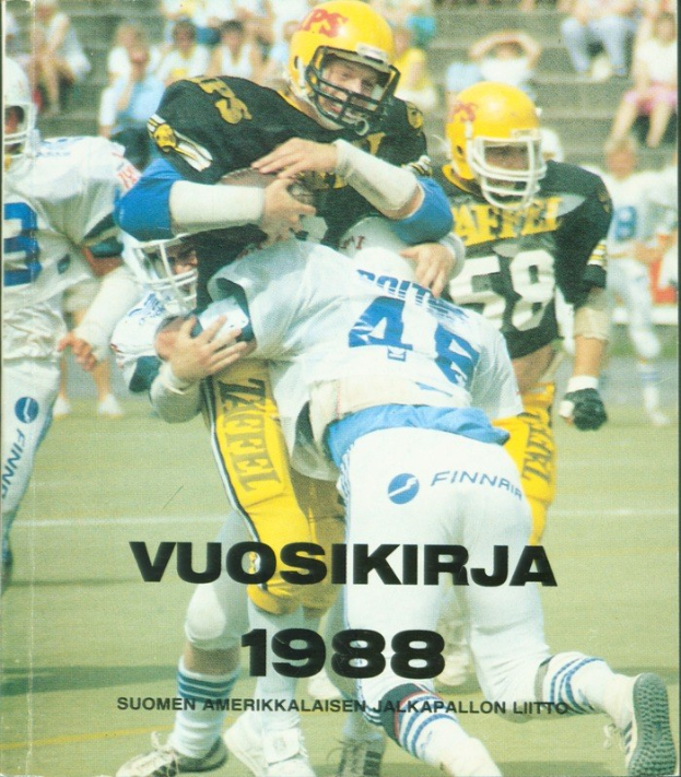 Gruppe von Menschen in Sportbekleidung und Helmen, die American Football auf einem Feld spielen, mit Zuschauern auf einer Treppe im Hintergrund; Text unten lautet "Vuosikirja 1988 - Suomen Amerikkaisen Jalkapallon Liitto".