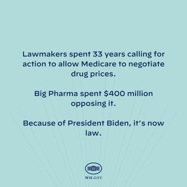 Blauer Hintergrund mit fetter weißer Schrift, die "Lawmakers Spent 33 Years Calling for Action to Allow Medicare to Negotiate Drug Prices" und ein Logo unten angibt.