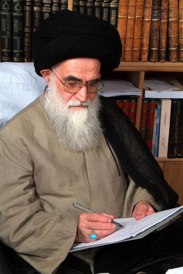 Ayatollah Ali Khamenei, der Oberste Führer des Iran, sitzt an einem Schreibtisch und schreibt mit einem Stift auf ein Blatt Papier, während ein Bücherregal voller Bücher hinter ihm steht.
